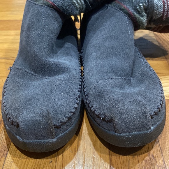 TOMS Southwest Moccasin Boots - Picture 6 of 10